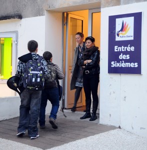 Un pôle dédié aux seuls élèves de sixième (entrée, cour de récréation, salles de classe) et une surveillante référente.