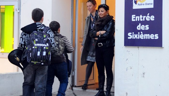 Un pôle dédié aux seuls élèves de sixième (entrée, cour de récréation, salles de classe) et une surveillante référente.