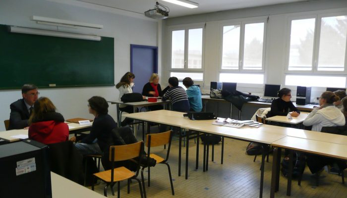 Un Forum des Métiers et des temps en lycée sont organisés pour aider les élèves à affiner leurs choix.